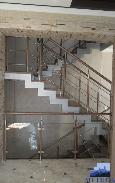 Лестница на ступенчатых косоурах s015
